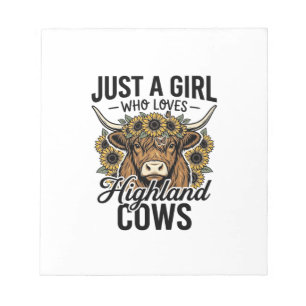 Nur ein Mädchen, das Highland-Kühe im Vintage-Desi Notizblock