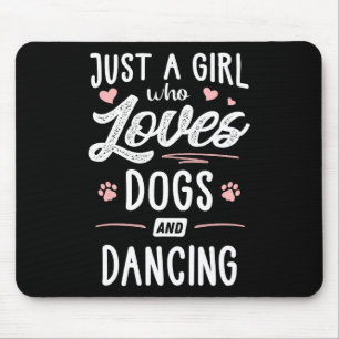 Nur ein Mädchen, das Hunde Liebe und Geschenke tan Mousepad