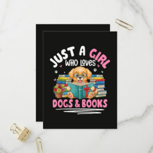 Nur ein Mädchen, das Hunde und Bücher liebt, liest Einladungspostkarte
