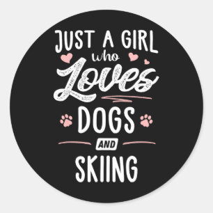 Nur ein Mädchen, das Hunde und Skifahren liebt Ges Runder Aufkleber