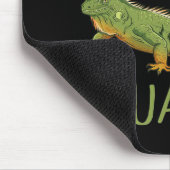 Nur ein Mädchen, das Iguanas Liebe Mousepad (Ecke)