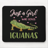 Nur ein Mädchen, das Iguanas Liebe Mousepad (Vorne)