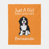 Nur ein Mädchen, das ihr Bernedoodle Liebe Fleecedecke (Vorderseite)