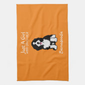 Nur ein Mädchen, das ihr Bernedoodle Liebe Geschirrtuch (Vertikal)