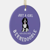 Nur ein Mädchen, das ihr Bernedoodle Liebe Keramik Ornament (Rechts)