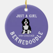Nur ein Mädchen, das ihr Bernedoodle Liebe Keramik Ornament (Hinten)