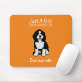 Nur ein Mädchen, das ihr Bernedoodle Liebe Mousepad (Mit Mouse)