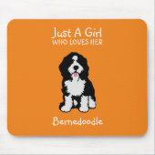 Nur ein Mädchen, das ihr Bernedoodle Liebe Mousepad (Vorne)