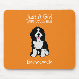 Nur ein Mädchen, das ihr Bernedoodle Liebe Mousepad