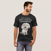 Nur ein Mädchen, das ihre Cavapoo White Cavapoo Pu T-Shirt (Vorne ganz)
