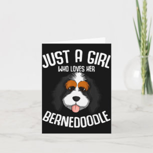 Nur ein Mädchen, das ihren Bernedoodle-Hund liebt  Karte