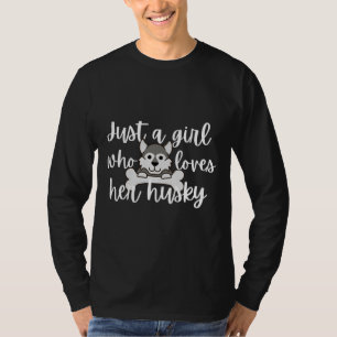 Nur ein Mädchen, das ihren huskischen sibirischen  T-Shirt