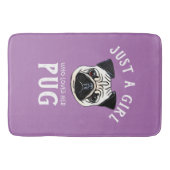 Nur ein Mädchen, das ihren Mops Liebe Badematte (Vorderseite)