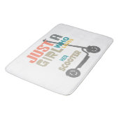 Nur ein Mädchen, das ihren Roller Liebe Badematte (Schrägansicht)