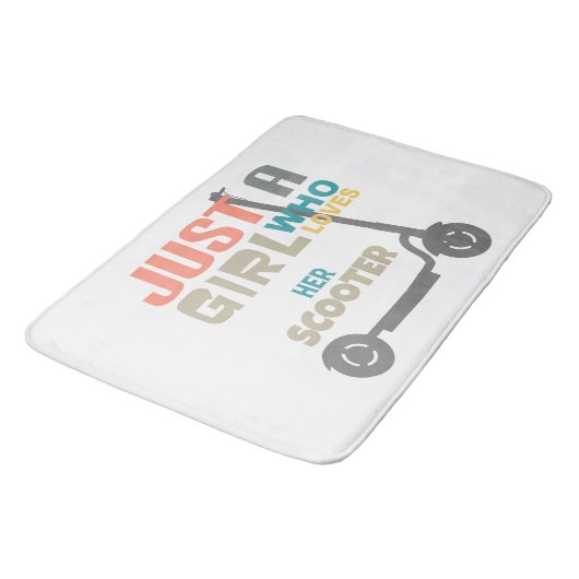 Nur ein Mädchen, das ihren Roller Liebe Badematte (Schrägansicht)