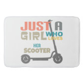 Nur ein Mädchen, das ihren Roller Liebe Badematte (Vorderseite)