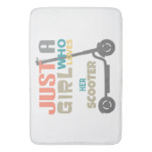 Nur ein Mädchen, das ihren Roller Liebe Badematte (Vorderseite Vertikal)