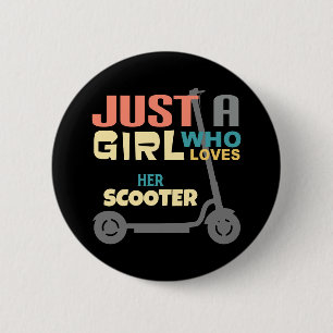 Nur ein Mädchen, das ihren Roller Liebe Button