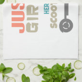 Nur ein Mädchen, das ihren Roller Liebe Geschirrtuch (Gefaltet)