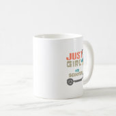 Nur ein Mädchen, das ihren Roller Liebe Kaffeetasse (VorderseiteRechts)