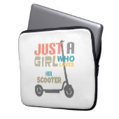 Nur ein Mädchen, das ihren Roller Liebe Laptopschutzhülle (Vorderseite Links)