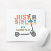 Nur ein Mädchen, das ihren Roller Liebe Mousepad (Mit Mouse)