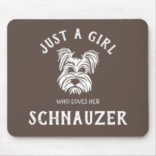 Nur ein Mädchen, das ihren Schnauzer Liebe Mousepad