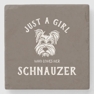 Nur ein Mädchen, das ihren Schnauzer Liebe Steinuntersetzer
