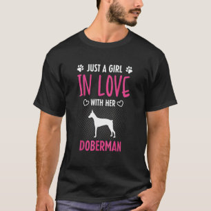 Nur Ein Mädchen Das In Liebe Zu Seinem Dobermann V T-Shirt