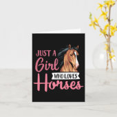 Nur ein Mädchen, das Liebe macht Niedliche Reiten Karte (Gelbe Blume)