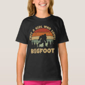 Nur ein Mädchen, das Lieben Bigfoot Funny Retro Vi T-Shirt (Vorderseite)