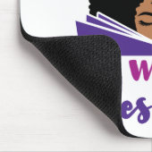 Nur ein Mädchen, das Lieben bucht einen Afroamerik Mousepad (Ecke)