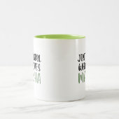 Nur ein Mädchen, das Lieben Matcha hat Zweifarbige Tasse (Mittel)