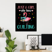 Nur ein Mädchen, das Lieben quilt und Flamingo Poster (Heimbüro)