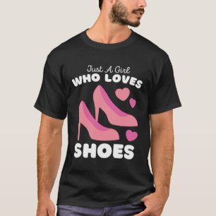 Nur ein Mädchen, das Lieben Schuhe mit Niedlichen T-Shirt