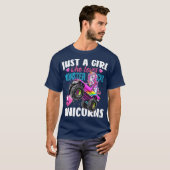 Nur ein Mädchen, das Monster Trucks und Geschenke  T-Shirt (Vorne ganz)