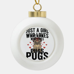 Nur ein Mädchen, das Mops-Oldtimer-Hunde-Shirt-Des Keramik Kugel-Ornament