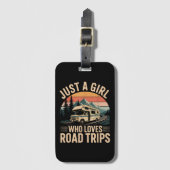 Nur ein Mädchen, das Roadtrips liebt Gepäckanhänger (Vorderseite Vertikal)