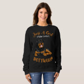 Nur ein Mädchen, das Rottweiler-Idee Liebe hat Sweatshirt (Vorne ganz)