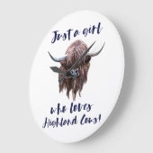 Nur ein Mädchen, das schottische Kühe im Hochland  Große Wanduhr (Winkel)