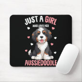 Nur ein Mädchen, das seinen Aussiedoodle Aussie Do Mousepad (Mit Mouse)