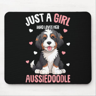 Nur ein Mädchen, das seinen Aussiedoodle Aussie Do Mousepad