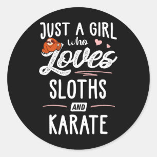 Nur ein Mädchen, das Slots und Karate-Gift-Sloth L Runder Aufkleber