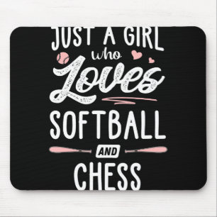 Nur ein Mädchen, das Softball und Schachgeschenke  Mousepad