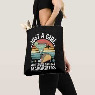 Nur ein Mädchen, das Tacos und Margarita Mexican m Tasche