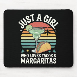Nur ein Mädchen, das Tacos und Margarita mexikanis Mousepad