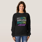 nur ein Mädchen, das Tauchen liebt Sweatshirt (Vorne ganz)