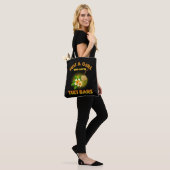 Nur ein Mädchen, das Tiki Bars Lieben Tasche (Am Model)
