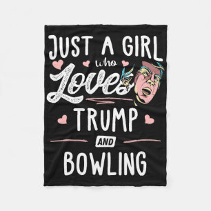 Nur ein Mädchen, das Trump und Bowling Lieben gibt Fleecedecke