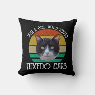 Nur ein Mädchen, das Tuxedo-Katzen liebt Kissen
